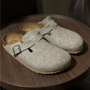 Boston Birkenstock Gray Felt Clogs with Buckle